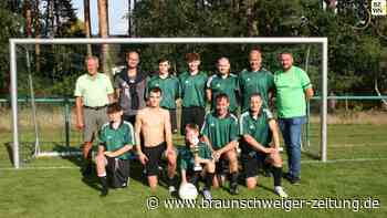 Das Team „Barwedeler Siedlung“ gewinnt das Dorfpokalturnier