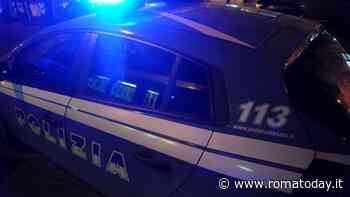 Scende dall'auto armato di pistola e minaccia: "Abbassate la musica del karaoke o faccio una strage"