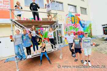 Steinhagener Jugendliche treiben es bunt an der Museums-Fassade