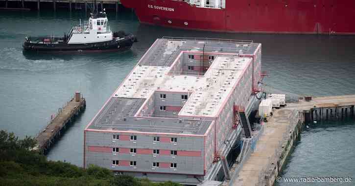 Asylsuchende auf Lastkahn vor Küste Englands untergebracht