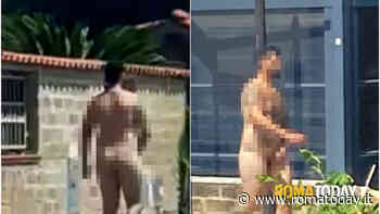 Uomo nudo si aggira vicino alle case, poi aggredisce gli agenti e viene bloccato