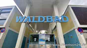 Trotz geschlossener Becken: Dürfen Hunde im Waldkraiburger Waldbad wieder baden gehen?