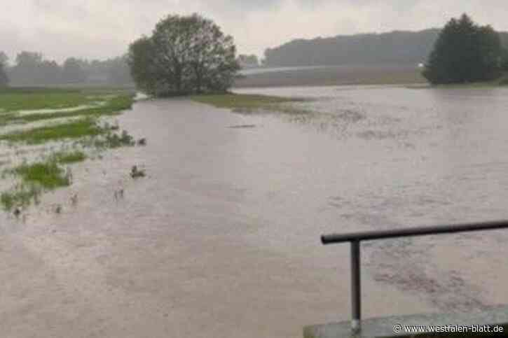 Starkregen in Werther fordert die Feuerwehr - Schwarzbach überschwemmt Wiesen und Felder