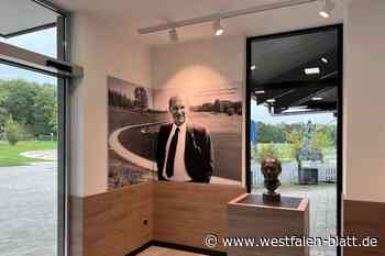 Portrait von Heinz Nixdorf hängt wieder im Eingangsbereich