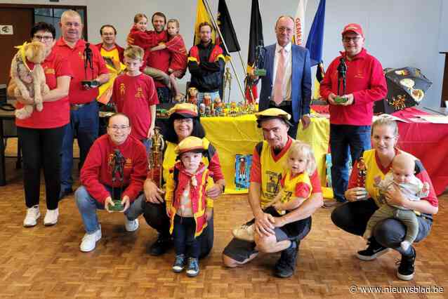 Bernadette (57) mag de unieke steltenloperbeeldjes leveren die gemeente schenkt aan verdienstelijke mensen: “Dit is een hele eer”