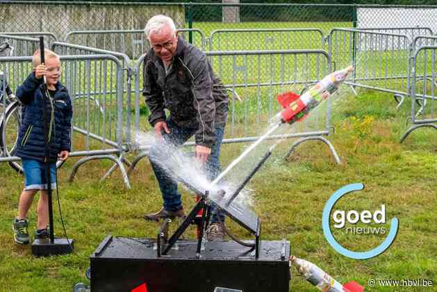 Kinderen bouwen en lanceren waterraket in Kaulille