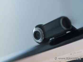 Scopre che la figlia adottiva è gay e la spia con la webcam nascosta in camera