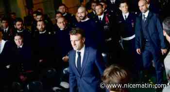 Emmanuel Macron en visite familiale sur le porte-avions Charles de Gaulle à Toulon