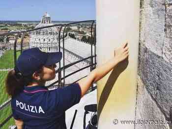 Incide un cuore con le iniziali sul marmo della Torre di Pisa: denunciata turista francese
