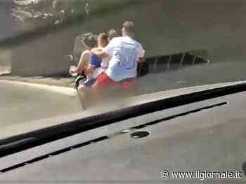 In 5 a bordo di uno scooter per andare al mare: video choc da Napoli