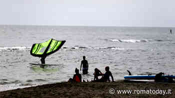 L'istruttore di surf di Ladispoli: "Così ho salvato due uomini che rischiavano di annegare"