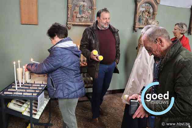 Parochianen Diets-Heur branden kaarsje voor heilige Donatus