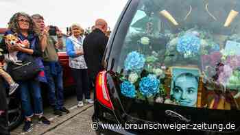 Hunderte Fans geben Sinead O'Connor das letzte Geleit