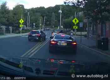 Video: ongeduldige Mercedes-rijder is het haasje