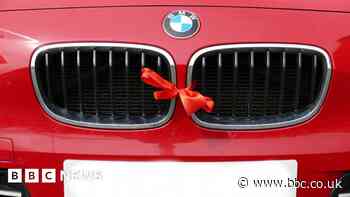 Speed limit: Drivers tie red ribbons to cars in 20mph protest