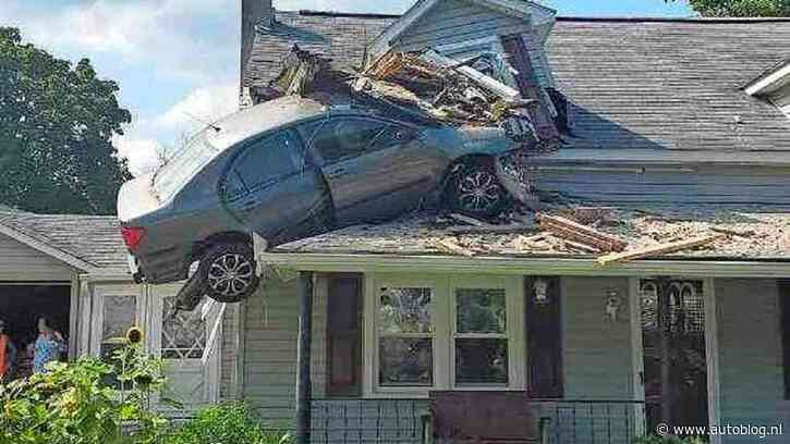 Man parkeert auto op eerste verdieping woonhuis