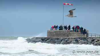 Meterhohe Wellen vor Warnemünde – wie Sturmtief Zacharias an der Ostsee tobt