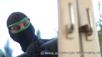 Einbrecher will in Wohnung eindringen
