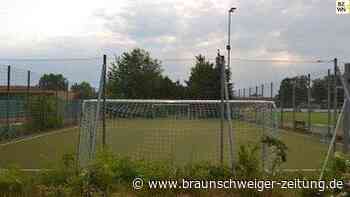 Vechelder Kunstrasensportplatz hat neuen Ballfangzaun