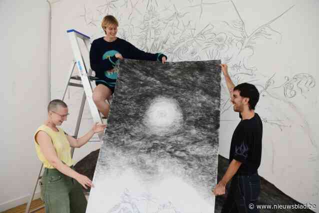 Vijf kunstenaars timmeren aan performance tijdens derde Queer Lab in De Studio: “Hier hoef je jezelf niet te verantwoorden en dat is een verademing”