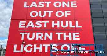 Huge billboard tribute to Hull KR reads - 'Last one out of east Hull turn the lights off'