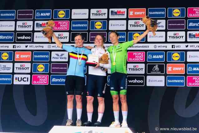 Ondanks onconventionele voorbereiding pakt Kim Knaeps toch knap zilver op het WK Gran Fondo: “Mooie uitzichten? Vooral gekeken naar achterwiel van renster voor me”