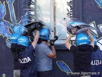 Calcio al volto del poliziotto durante lo sgombero: anarchica torna libera