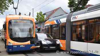 Auto nach Überholmanöver zwischen Straßenbahnen eingeklemmt