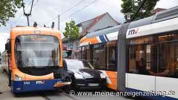 Auto nach Überholmanöver zwischen Straßenbahnen eingeklemmt