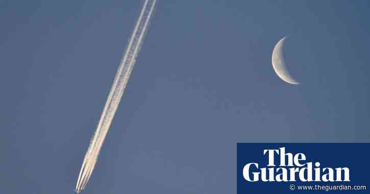 AI helps airline pilots avoid areas that create polluting contrails