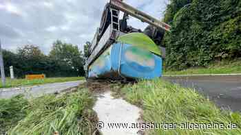 Unfall: Anhänger von Milchlaster kippt um und verliert 10.000 Liter Milch