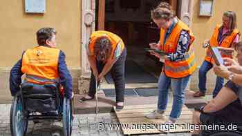 Die Fuggerei wird auf ihre Barrierefreiheit getestet