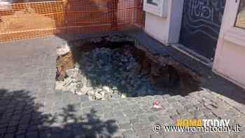 Voragine sotto al marciapiede: maxi buca davanti ad un negozio di viale Regina Margherita