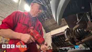 Mo Kitchen: Grimsby's 'oldest mechanic' retires after 63 years