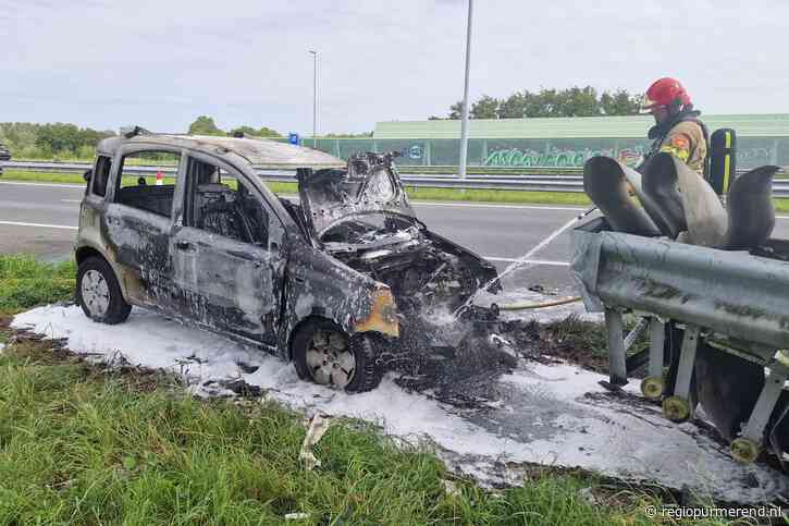 Auto op de A7 nabij Zuidoostbeemster vliegt in brand na ongeval
