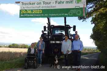 Mit dem Trecker geht es über das Stoppelfeld in Paderborn