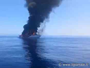 Barca di 13 metri va a fuoco e affonda: passeggeri si salvano in zattera