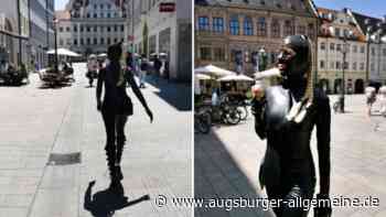 TV-Nonne Antje Mönning ist als "Latex-Lady" in Augsburg unterwegs