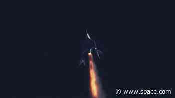 Virgin Galactic launches 1st mother-daughter team and 1st Olympian to space on 2nd commercial flight (video)