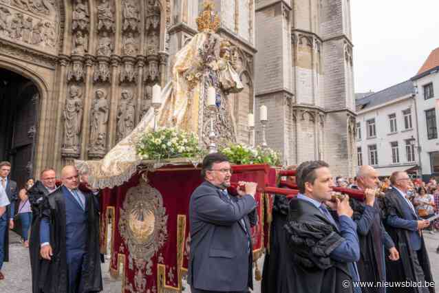 Maria groet en ontroert Antwerpen: “Eindelijk opnieuw een processie in vol ornaat”