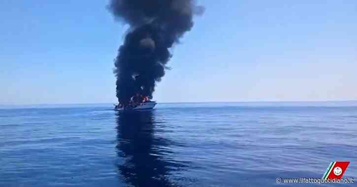 Livorno, affonda una barca in fiamme: gli occupanti si salvano salendo su una zattera di emergenza