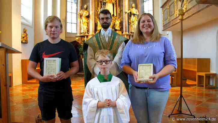 Neuer Ministrant in Babensham vorgestellt – Verabschiedung nach langjährigen Diensten