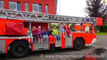 22 Kita-Kinder aus Wahle lernen alles über die Feuerwehr