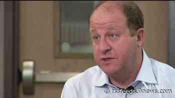 Polis insinúa que algunos padres que quieren prekínder universal solo buscan cuidado infantil gratuito