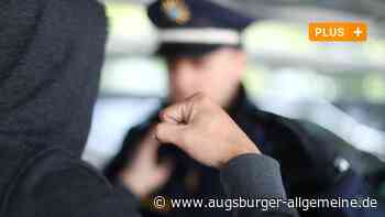 Angeklagter verletzt zwei Polizeibeamte mit Holzprügel