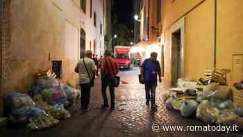 Ama multa 12 commercianti del centro: immondizia lasciata ovunque e differenziata sbagliata