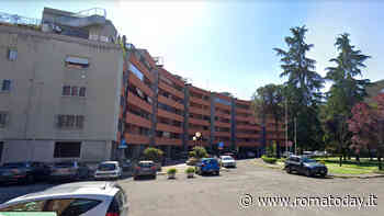 Si accascia sul marciapiede, uomo muore in strada