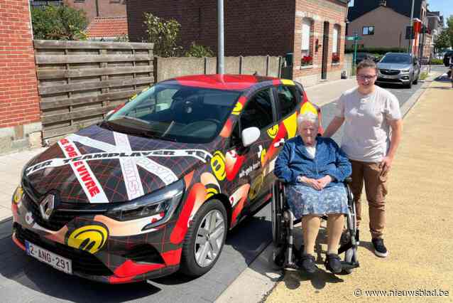 Thuisverpleegster Elke (27) rijdt rond in gepimpte dienstauto in het teken van voetbal: “Ze is een echte teamplayer”