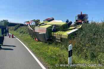 Mähdrescher kippt in Bosseborn auf die Seite