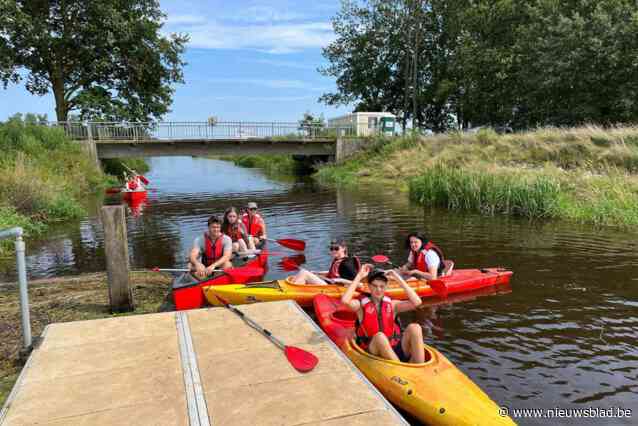 Kajakverhuur boomt door zomerweer en hoog waterpeil: “Als de zon er is, zijn de klanten van de partij”